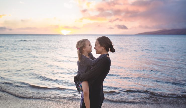 mother-daughter-on-the-beach-at-sunset_t20_LzLXwK